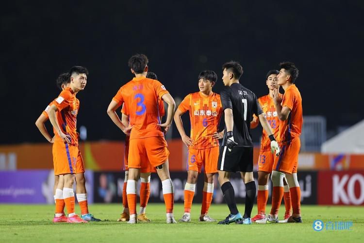 今日焦点战预告16:45 澳超赛场 悉尼FC VS 惠灵顿凤凰 惠灵顿凤凰强势出击能否在客场全身而退？01:30 意甲赛事 那不勒斯 VS 蒙扎 那不勒斯欲在主场迎来反弹重返欧战区!02:45 葡超赛场 本菲卡 VS 法马利卡奥 本菲卡对榜首之位虎视眈眈，法马利卡奥客场之旅恐难以全身而退？03:45 意甲赛事 热那亚 VS 国际米兰 国米已连续多场赛事保持不败，火“热”势头欲继续延续？ 事件那不勒斯后卫纳坦肩膀脱臼，马扎里：队医说他将缺席一个半月那不勒斯主帅马扎里称，后卫纳坦因肩膀脱臼将缺席一个半月时间。